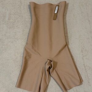 NWT Skims High-Waisted Core Sculpting Shapewear Shorts - Small